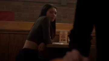 Aritzia Wilfred Parfait à manches longues en olive foncé porté par Violet Mikami (Hanako Greensmith) comme on le voit dans Chicago Fire (S13E17)