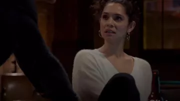 Pull Alice + Olivia Williams en écru porté par Stella Kidd (Miranda Rae Mayo) comme on le voit dans Chicago Fire (S13E17)