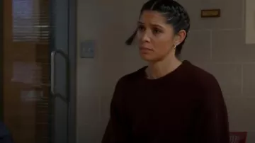 Cadre : Pull ras du cou Dolman porté par Stella Kidd (Miranda Rae Mayo) comme on le voit dans Chicago Fire (S13E18)