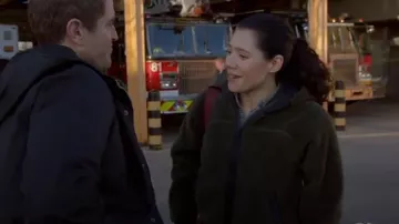 Canada Goose Sweat à capuche surdimensionné Simcoe porté par Violet Mikami (Hanako Greensmith) tel qu’on le voit dans Chicago Fire (S13E19)