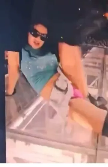 Lunettes de soleil Givenchy Giv Cut Shield portées par Charli XCX lors de la Brat Tour New York Night 4 post on mai 4, 4, 2025