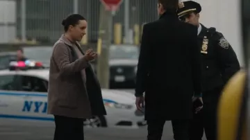 Theory Clariene Coat porté par Hana Gibson (Keisha Castle-Hughes) comme on le voit dans FBI : Most Wanted (S06E10)