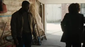 Chaqueta de vuelo Alex Mill en lona con cuello de sherpa usada por Ray Cannon (Edwin Hodge) como se ve en FBI: Most Wanted (T06E10)