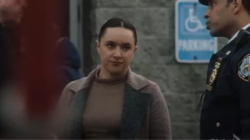 Y ahora esta blusa texturizada de cuello alto sin costuras usada por Hana Gibson (Keisha Castle-Hughes) como se ve en FBI: Most Wanted (T06E10)