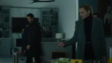 Club Monaco Manteau croisé décontracté porté par Nina Chase (Shantel VanSanten) comme on le voit dans FBI : Most Wanted (S06E11)