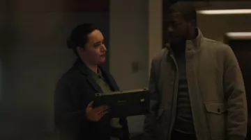 Abrigo corto de espiga de Gerard Darel usado por Hana Gibson (Keisha Castle-Hughes) como se ve en FBI: Most Wanted (T06E13)