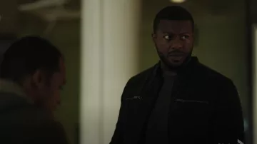 Chaqueta de cuello Branden Branden para hombre de John Varvatos usada por Ray Cannon (Edwin Hodge) como se ve en FBI: Most Wanted (T06E13)