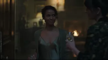 Vestido Joseph Silk Clea usado por Sophie Ellis (Gugu Mbatha-Raw) como se ve en Surface (S02E04)