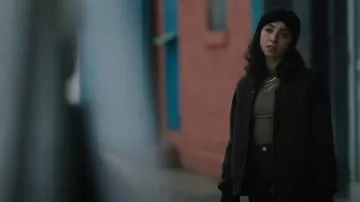 Chaqueta bomber de espiga de lana virgen Mmic usada por Hana Gibson (Keisha Castle-Hughes) como se ve en FBI: Most Wanted (T06E13)