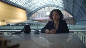 Bolso de Chloe Marcie usado por Sophie Ellis (Gugu Mbatha-Raw) como se ve en Surface (S02E05)