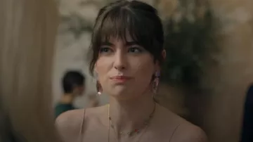 Roxanne Assoulin Such A Jewel Crystal & Gold Plated Clip Boucles d’oreilles portées par Eliza (Millie Brady) comme on le voit dans Surface (S02E06)
