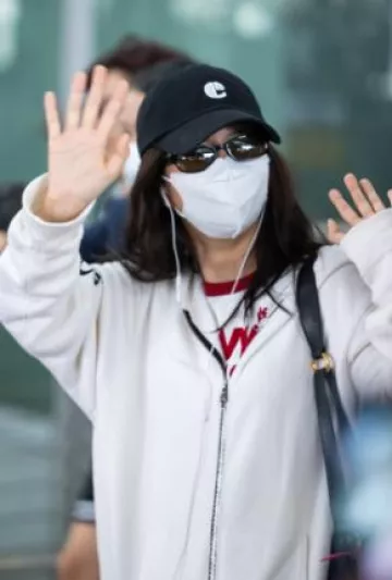 Tommy Jeans Reindeer Ringer Baby T-Shirt in White and Red worn by Jisoo at Suvarnabhumi Airport on March 15, 2025