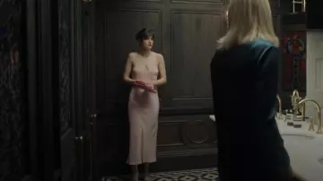 Nuisette rose Allsaints Darla portée par Eliza (Millie Brady) comme on le voit dans Surface (S02E06)