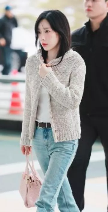 Haut sans manches en dentelle porté par Taeyeon à l’aéroport d’Incheon le 15 mars 2025