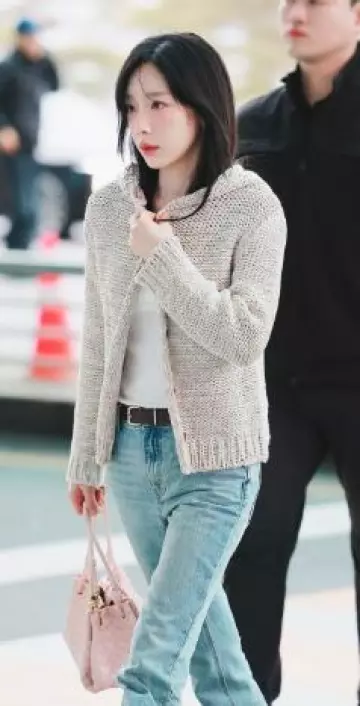 Afterhours Lace Button Sleeveless Top worn by Taeyeon at  Incheon Airport on March 15, 2025