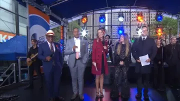 Sandales à lanières Prada Suede portées par Savannah Guthrie, comme on le voit dans Today le 6 mai 2025