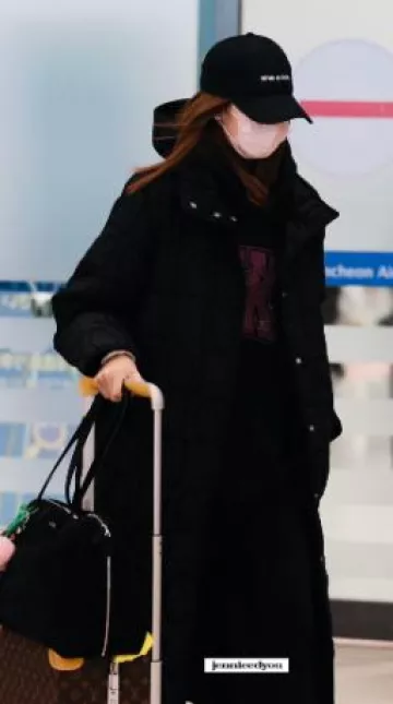 Louis Vuitton Horizon 55 Monogram Canvas worn by Lisa at Airport on March 15, 2025