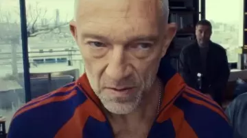 Pull Adidas col zip orange et bleu porté par (Vincent Cassel) dans Banger