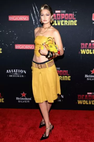 Grande bague en corne Dinosaur Designs portée par Jelena Noura « Gigi » Hadid lors de la première de Deadpool & Wolverine à New York le 22 juillet 2024