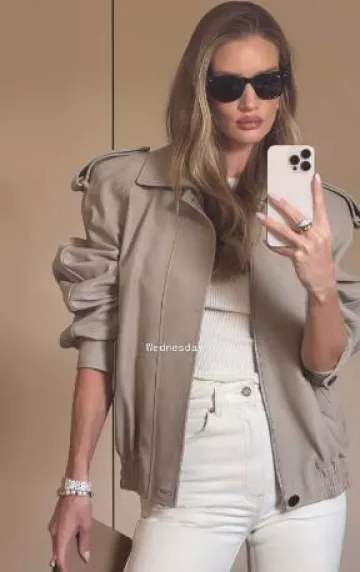 Bolso de mano de cuero brillante beige amazónico de The Row usado por Rosie Huntington-Whiteley en el Salón George Northwood el 7 de mayo de 2025