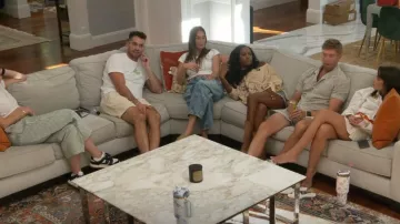 Vaqueros Free People Mid Rise Barrel Leg usados por Amanda Batula como se ve en Summer House (T09E13)