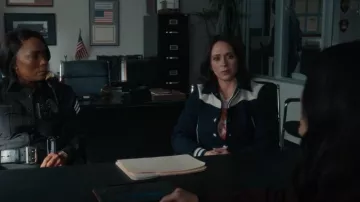 Madre La Camiseta Pecaminosa En Get Super High usada por Maddie Buckley (Jennifer Love Hewitt) como se ve en 9-1-1 (S08E09)