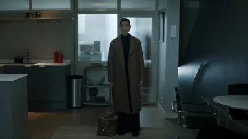 Abrigo facial doble con cinturón Fillippa K usado por Sophie Ellis (Gugu Mbatha-Raw) como se ve en Surface (S02E07)