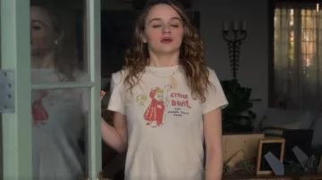 T-shirt I’m aLittle Devil From Niagara Falls Canada porté par Zara Ford (Joey King) dans A Family Affair