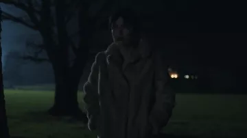 Manteau de fourrure de vison vintage de Marshall Field Beige beige porté par Eliza (Millie Brady) comme on le voit dans Surface (S02E08)