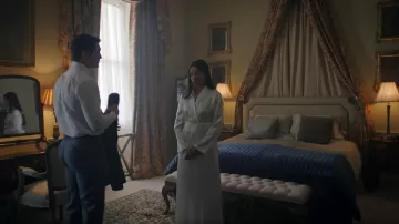 Robe longue en soie blanche La Perla portée par Freida Pinto comme on le voit en surface (S02E08)