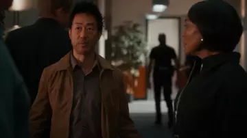 Veste Reiss Riley portée par Howard 'Chimney' Han (Kenneth Choi) telle qu’on la voit dans 9-1-1 (S08E10)