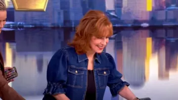 Cinq à Sept Holly Chaqueta vaquera usada por Joy Behar como se ve en The View el 7 de mayo de 2025