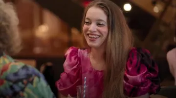 Dkny Haut à épaules bouffantes imprimé porté par Jackie comme on le voit dans Love on the Spectrum (S03E01)