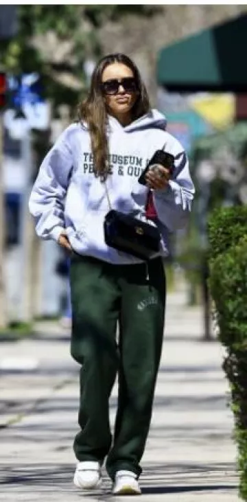 Pantalones de chándal naturalistas del Museo de la Paz y la Tranquilidad usados por Jessica Alba en Culver City el 18 de marzo de 2025