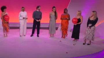 Jupe longue H&m à imprimé serpent portée par Yvonne Orji comme on le voit dans Pop the Balloon LIVE (S01E03)
