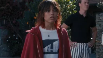 T-shirt noir et blanc Shadow Art porté par Ridley (Jenna Ortega) dans Mort d’une licorne