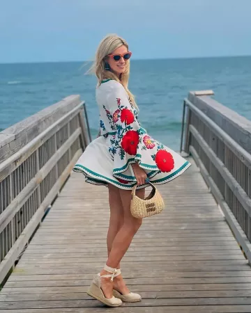 La Doublej Orlebar Brown Magnifico Ceinturée Floral Print Silk will Mini Dress portée par Nicky Hilton Rothschild sur son Instagram le 21 juillet 2024