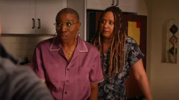 Boucles d’oreilles en nid d’abeille Simone I. Smith portées par Henrietta Wilson (Aisha Hinds) comme on le voit dans 9-1-1 (S08E14)