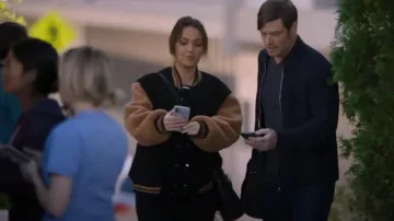 Chaqueta bomber NYC en blanco usada por Jo Wilson (Camilla Luddington) como se ve en Grey's Anatomy (T21E16)