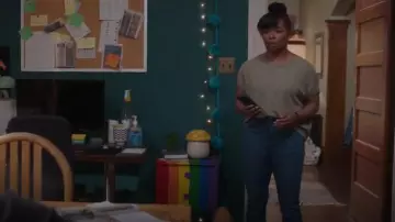 Achetez tous les t-shirts We The Free Hazy portés par Simone Griffith (Alexis Floyd) comme on le voit dans Grey&#39;s Anatomy (S21E16)