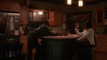 Kenzo Paris Tiger Varsity Sweater porté par Henrietta Wilson (Aisha Hinds) comme on le voit dans 9-1-1 (S08E17)