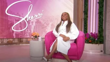 Robe midi en denim blanc Eloquii portée par Sherri Shepherd comme on le voit à Sherri le 2 mai 2025