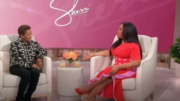 Cissa La chemise pour homme en imprimé Kalamkari portée par Wanda Sykes comme on le voit à Sherri le 5 mai 2025