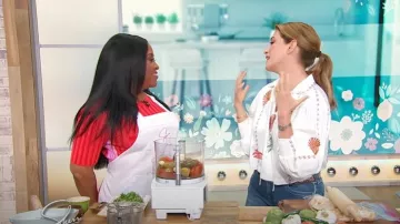 Carolina K Eterna Elis Blouse brodée à manches bouffantes portée par Pati Jinich comme on le voit à Sherri le 5 mai 2025