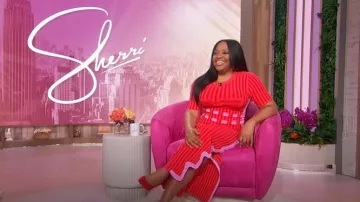 PH5 Jodie Robe longue plissée asymétrique ondulée portée par Sherri Shepherd comme on le voit à Sherri le 5 mai 2025