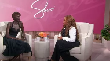 Michael Kors Collection Techno Canvas Spleated Sente Skirt portée par Anok Yai comme on le voit à Sherri le 6 mai 2025