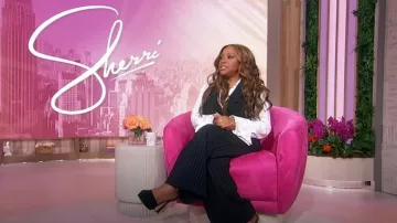 Sergio Hudson Combinaison croisée en sergé à rayures portées par Sherri Shepherd comme on le voit à Sherri le 6 mai 2025