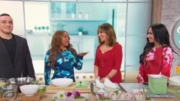 Mini-robe à col bateau en soie florale Hemant et Nandita Tuhi portée par Jenna, comme on le voit à Sherri le 7 mai 2025