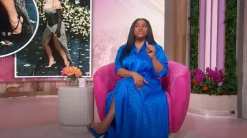 Christopher John Rogers Robe chemise longue en satin jacquard à pois ceinturée portée par Sherri Shepherd comme on le voit à Sherri le 8 mai 2025