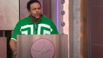 Boohoo Man Oversized Bozy Border Knit Revere Shirt porté par Jawn Murray comme vu à Sherri le 9 mai 2025